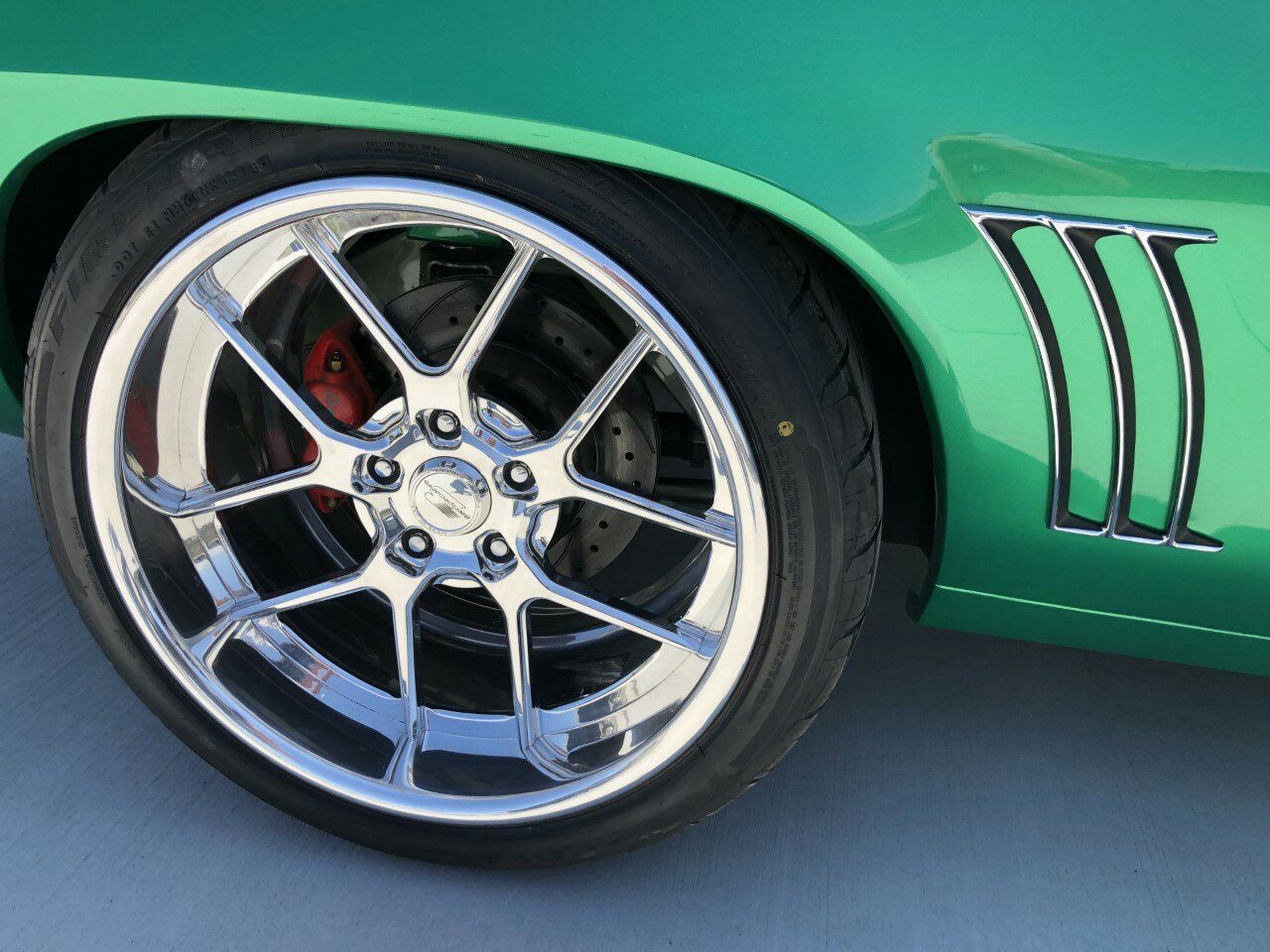 Green SS coupe, wheel and stripe detail